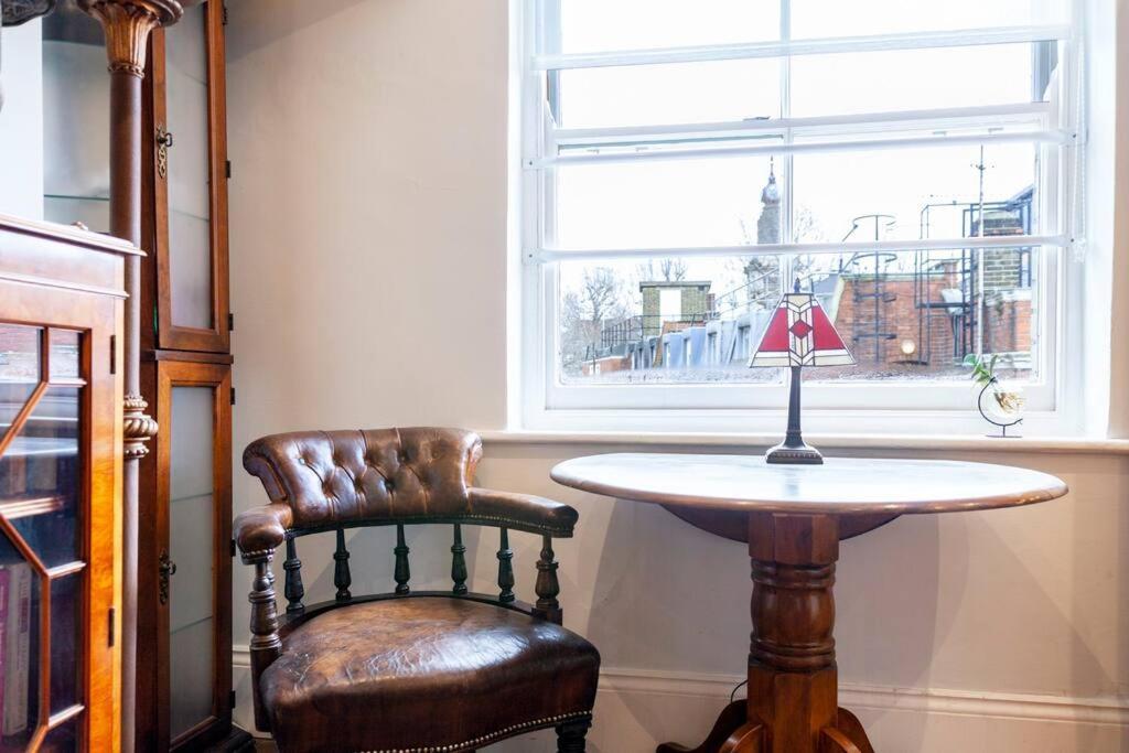 Outstanding Antique 1Br Flat In Soho Daire Londra Dış mekan fotoğraf
