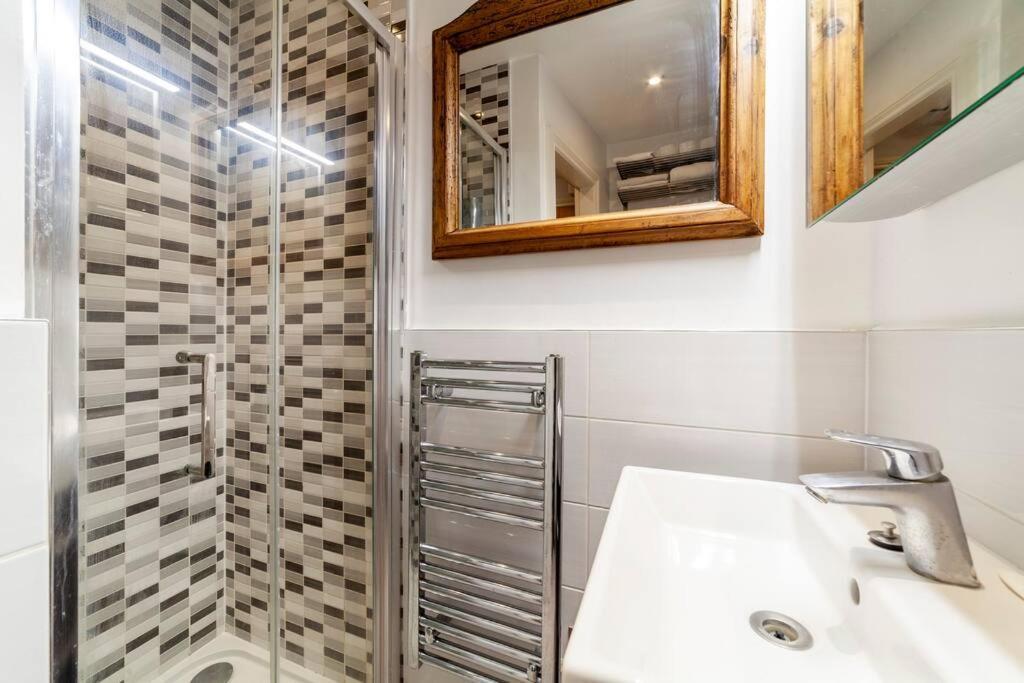 Outstanding Antique 1Br Flat In Soho Daire Londra Dış mekan fotoğraf