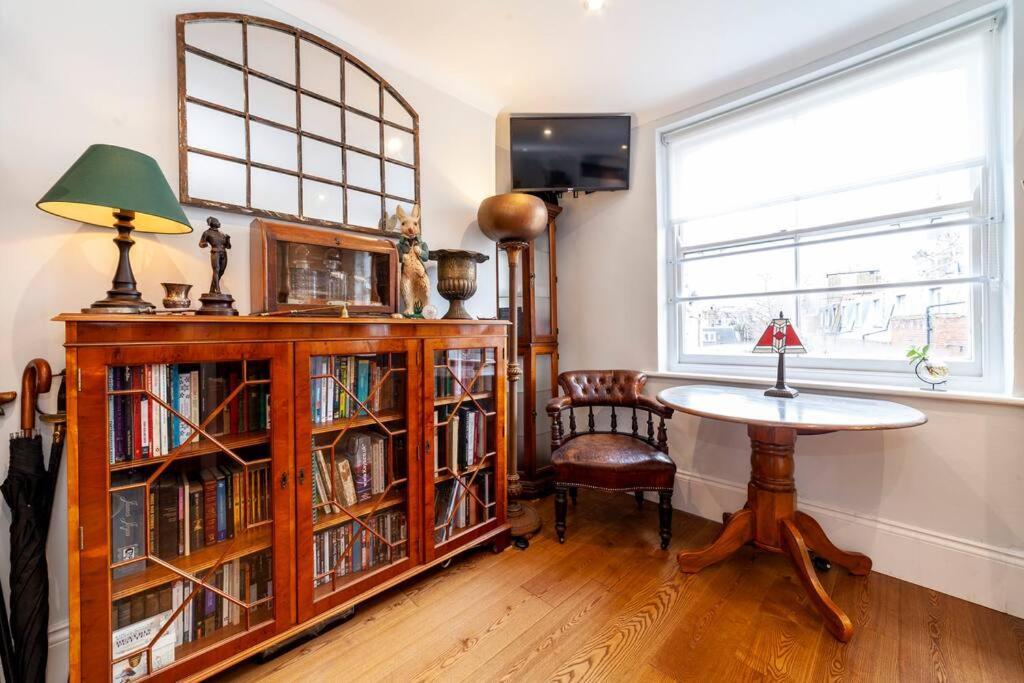 Outstanding Antique 1Br Flat In Soho Daire Londra Dış mekan fotoğraf